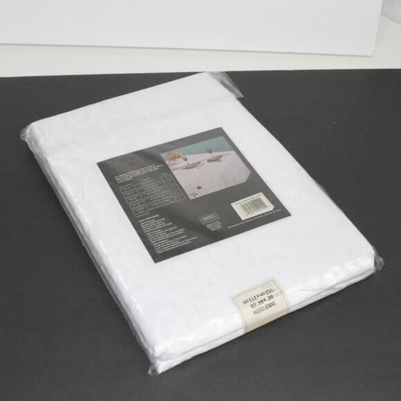 Trends Collection Royal Damask Tablecloth Oblong White Shimmer 60 in X 84 in - Picture 9 of 11